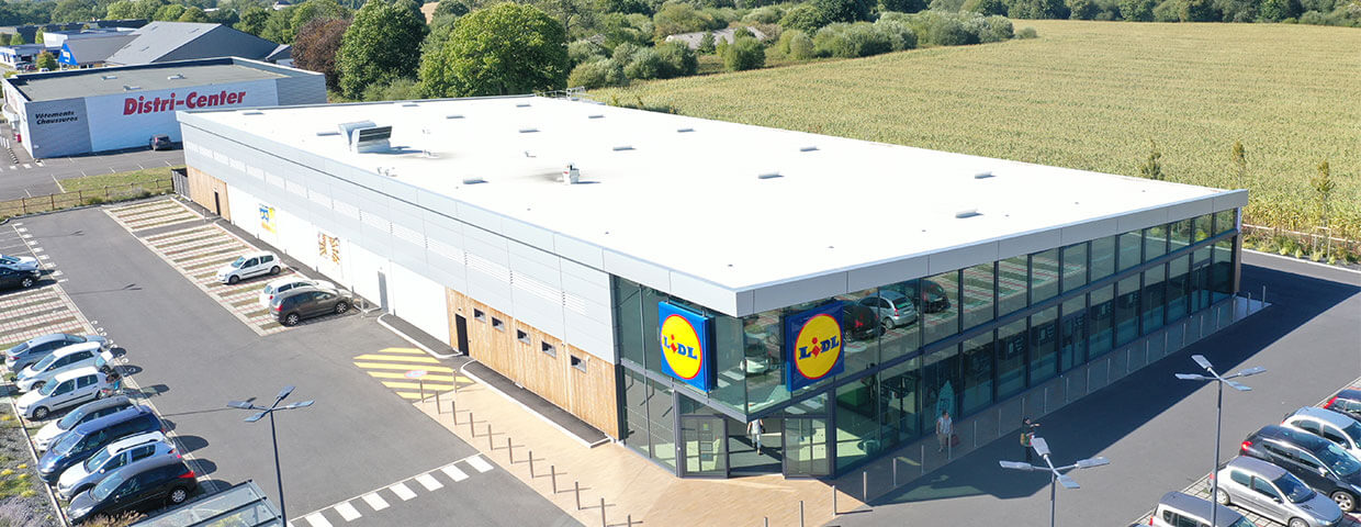 Guindé spécialiste du bardage, de la couverture et aussi de l'étanchéité de bâtiment Bretagne France Pleudhien Sur Rance 22 - Plateforme Logistique: Espace Commercial: LIDL Combourg